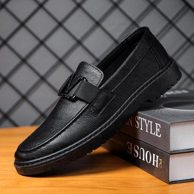 Chaussure orthopédique élégante pour homme offrant confort et soutien.